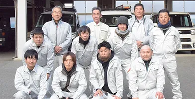作業着姿のスタッフ一同